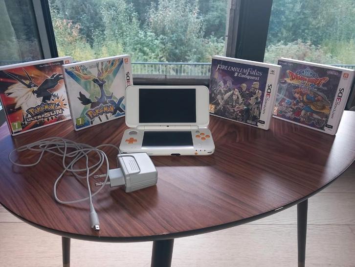Nintendo 2DS  XL, wit met oranje details, Consoles de jeu & Jeux vidéo, Consoles de jeu | Nintendo 2DS & 3DS, Comme neuf, 2DS XL