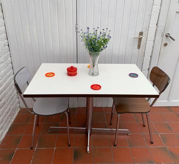 Vintage eettafel beschikbaar voor biedingen