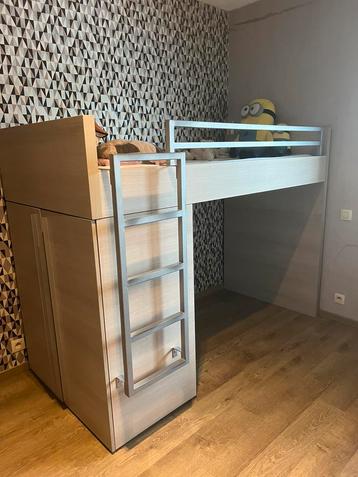 Kwalitatieve Hoogslaper met ingebouwde kleerkast beschikbaar voor biedingen