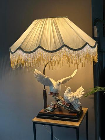 Tafel lamp van G Armani met 2 Duiven in steenvorm beschikbaar voor biedingen