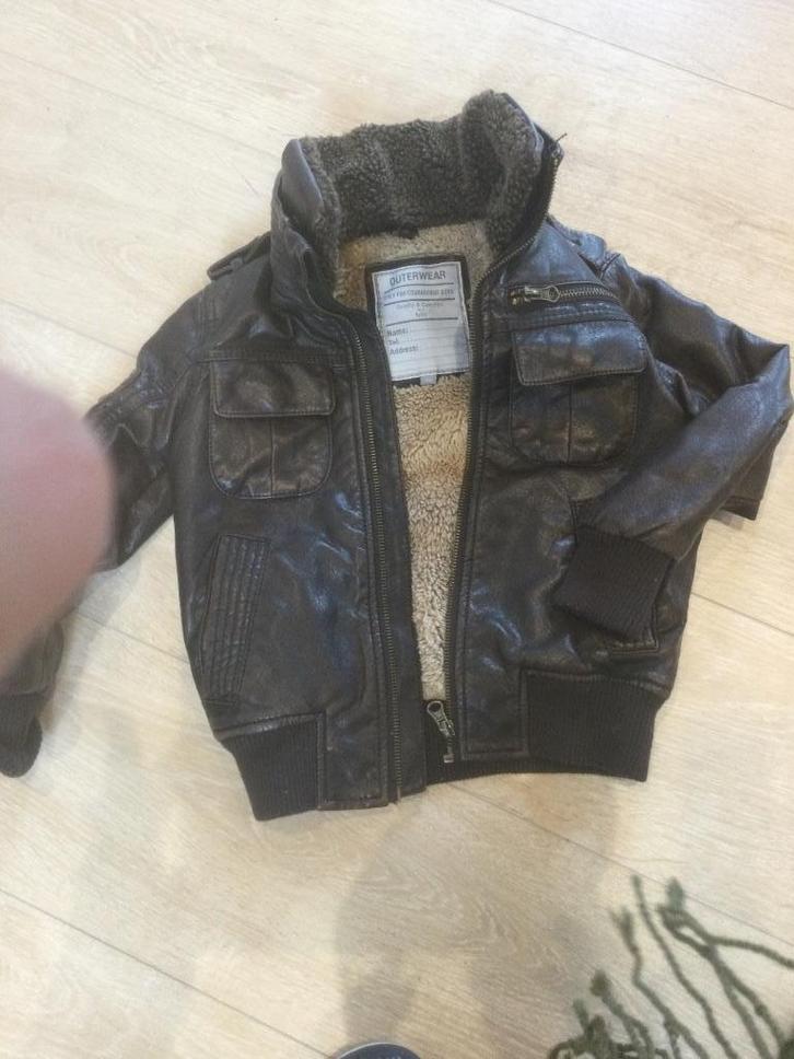 Jas leder-look / veste look-cuir 110, Kinderen en Baby's, Kinderkleding | Maat 110, Zo goed als nieuw, Jongen, Jas, Ophalen of Verzenden