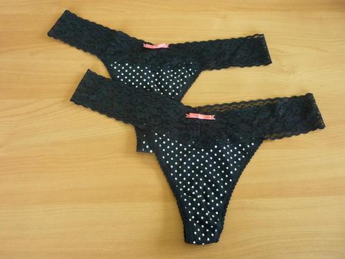 2 zwarte kanten strings met witte bollen v Hunkemöller Mt L, Kleding | Dames, Ondergoed en Lingerie, Ophalen of Verzenden