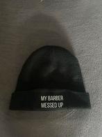 Beanie muts “my barber messed up”, Kleding | Heren, Mutsen, Sjaals en Handschoenen, Ophalen, Zo goed als nieuw, Maat 52/54 (L)