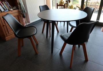 Eettafel + stoelen  beschikbaar voor biedingen