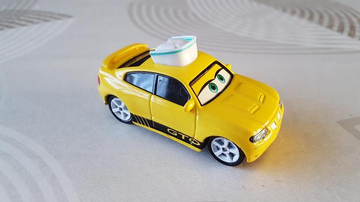 Disney Pixar Cars "Nurse GTO" auto, Kinderen en Baby's, Speelgoed |Speelgoedvoertuigen, Zo goed als nieuw, Ophalen of Verzenden