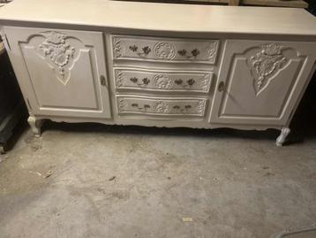 Witte houten kast te koop – ruim en stijlvol beschikbaar voor biedingen