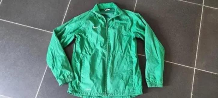 Groene jas of regenjas Nike maat 158 - 164 of XL, Kinderen en Baby's, Kinderkleding | Maat 158, Zo goed als nieuw, Jongen of Meisje