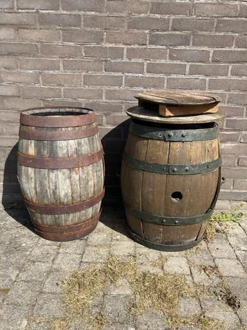 2 kleine antieke houten en metalen vaten beschikbaar voor biedingen