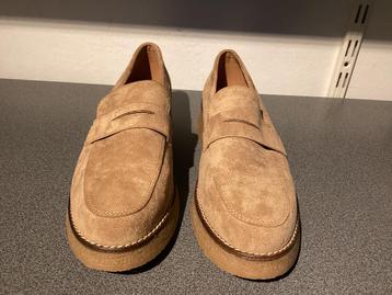 Nieuwe schoenen maat 40 beschikbaar voor biedingen