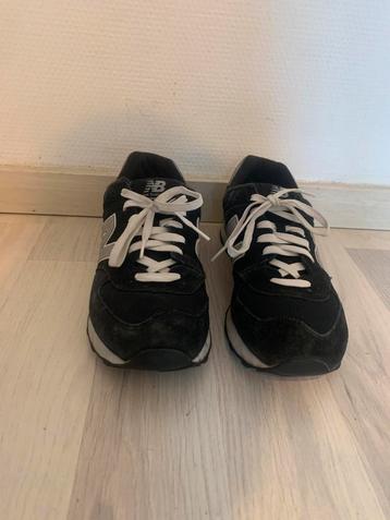 New Balance 574 – Zwart – Maat 42.5  beschikbaar voor biedingen
