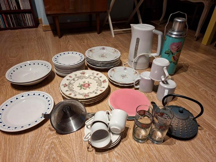 LOT D'ASSIETTES, THERMOS, THÉIÈRE,, Maison & Meubles, Cuisine | Vaisselle, Utilisé, Assiettes(s), Autres styles, Porcelaine, Enlèvement