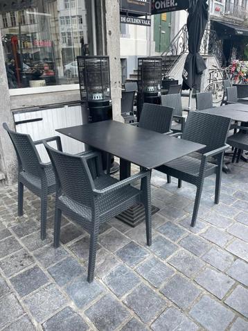 Zwart terras tafel beschikbaar voor biedingen