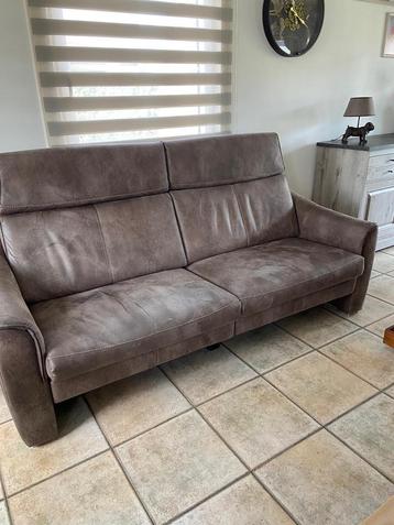 Lederen salon met relax zetel beschikbaar voor biedingen
