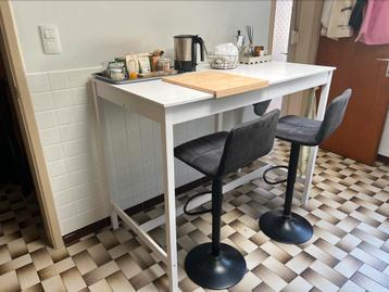 Bartafel met 4 barstoelen beschikbaar voor biedingen
