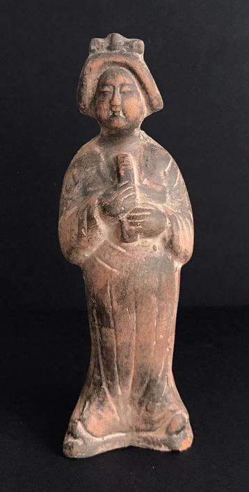Statuette style Mingqi terre cuite, Dame de cour, Ère Tang beschikbaar voor biedingen