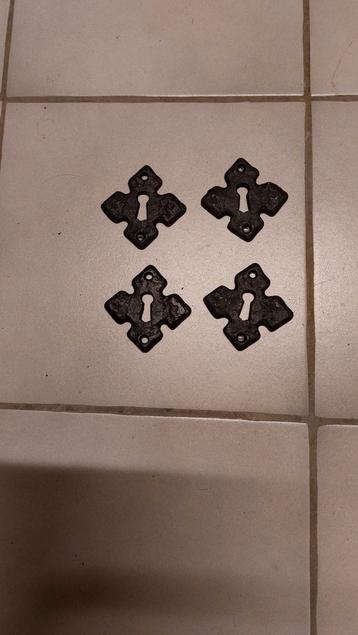 4 plaques à clés en fer forgé.