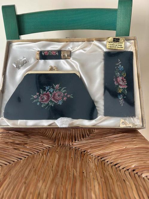 Peit point set 3st. / make up tasje-lipstick houder&kam etui, Handtassen en Accessoires, Overige Accessoires, Zo goed als nieuw