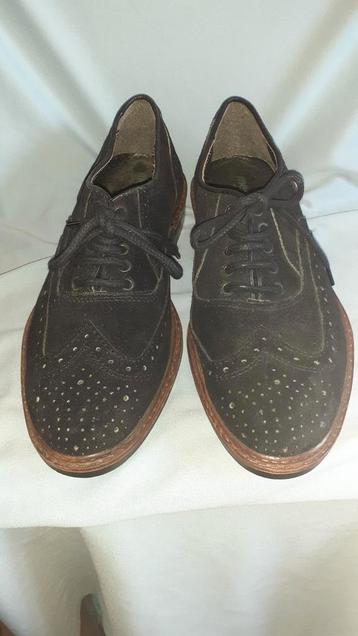 paire de chaussure homme daim noir pt 40 non portée  beschikbaar voor biedingen