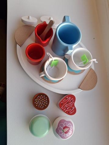 Theeservies met taartjes beschikbaar voor biedingen