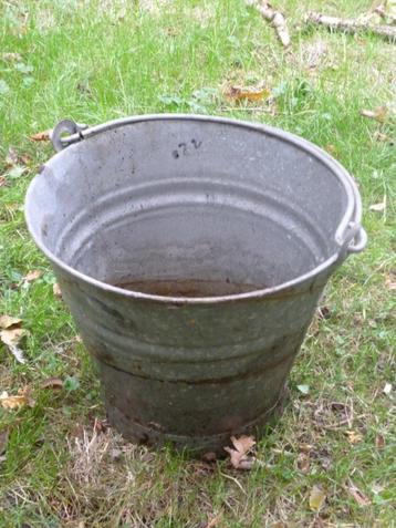 Zinken melkemmer beschikbaar voor biedingen