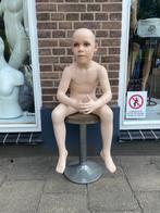 Zittende New John Nissen Mannequins etalagepop paspop kind, Ophalen of Verzenden, Zo goed als nieuw