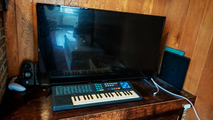 Smart TV + ps4 + surround system + Yamaha PSS-144 keyboard, Audio, Tv en Foto, Televisies, Zo goed als nieuw, Smart TV, Ophalen of Verzenden