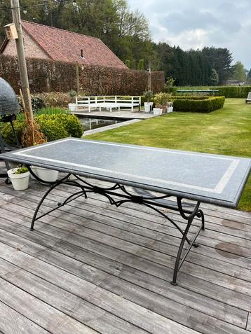 Tafel in blauwe hardsteen beschikbaar voor biedingen
