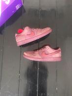 Nike sb dunk low City of love burgundy crush, Kleding | Heren, Nieuw, Sneakers, Ophalen of Verzenden, Nike