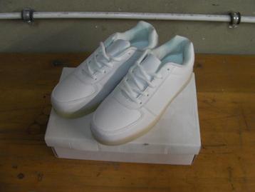 Schoenen met fel LED-licht in wit maat 40 beschikbaar voor biedingen