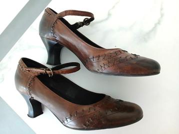 bruine damesschoenen met hakje beschikbaar voor biedingen