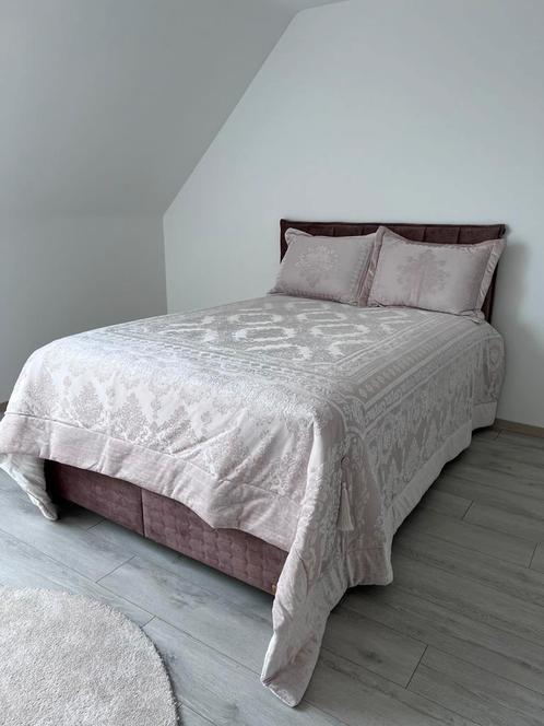 Te koop: Özdilek bedsprei met 2 sierkussenslopen, Huis en Inrichting, Slaapkamer | Beddengoed, Ophalen