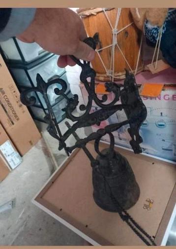 Cloche en fonte à suspendre  beschikbaar voor biedingen