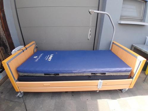 Ziekenhuisbed met matras, alternerende matras en optrekstang, Diversen, Verpleegmiddelen, Zo goed als nieuw, Ophalen