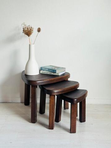 Set vintage brutalist eiken nesting tafeltjes 1970’s beschikbaar voor biedingen