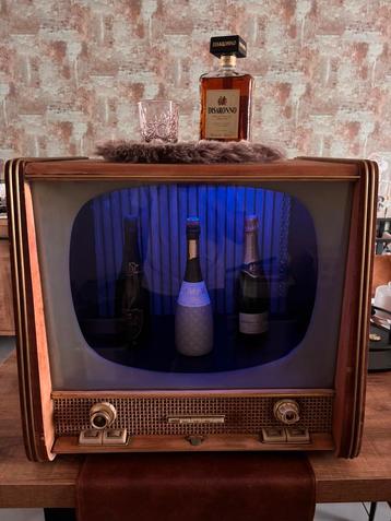 Antieke tv zelf omgebouwd naar een mooie eyecatcher beschikbaar voor biedingen