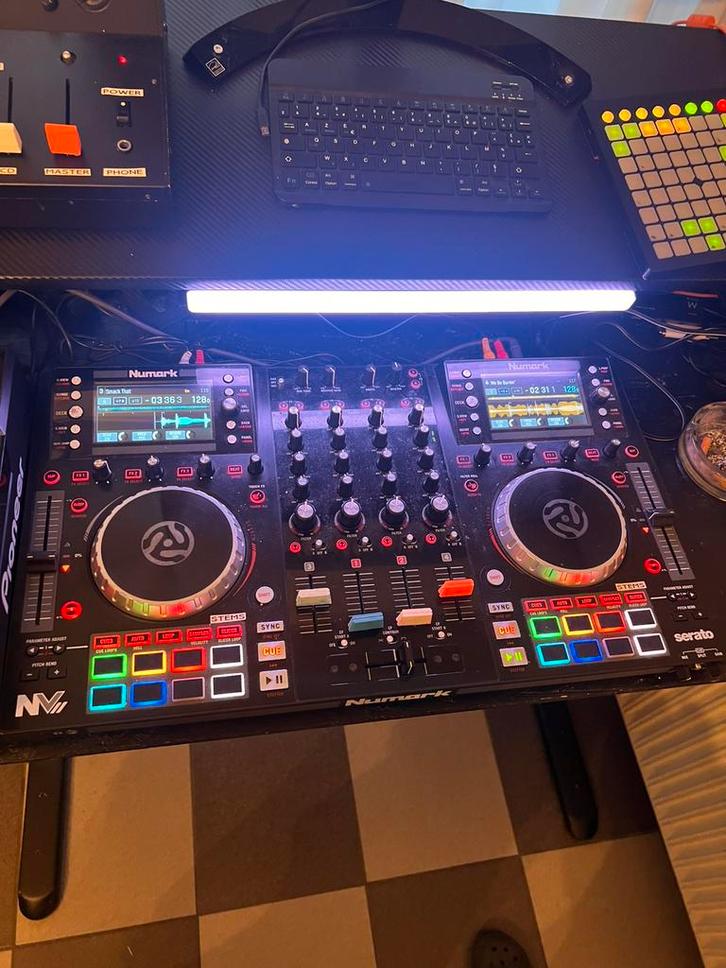 Numark nv 2 plus flightcase, Musique & Instruments, DJ sets & Platines, Comme neuf, Numark, Enlèvement