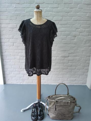 Zwarte blouse met kant  beschikbaar voor biedingen