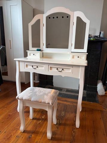 Make-up make-uptafel voor de kapper beschikbaar voor biedingen