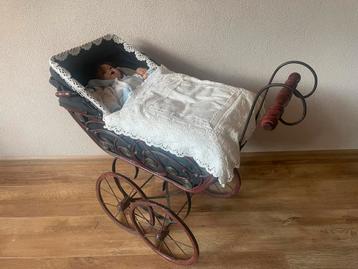 Antieke/vintage poppenwagen/kinderwagen beschikbaar voor biedingen