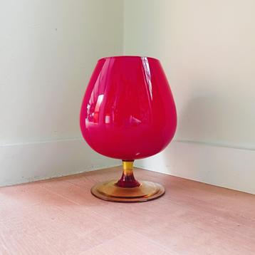 Vintage rode glazen vaas cognacglas vorm 
