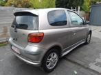 Toyota Yaris – 2002 – 176.000 km – 3-deurs - Benzine (euro3), Auto's, Voorwielaandrijving, Stof, Beige, Grijs