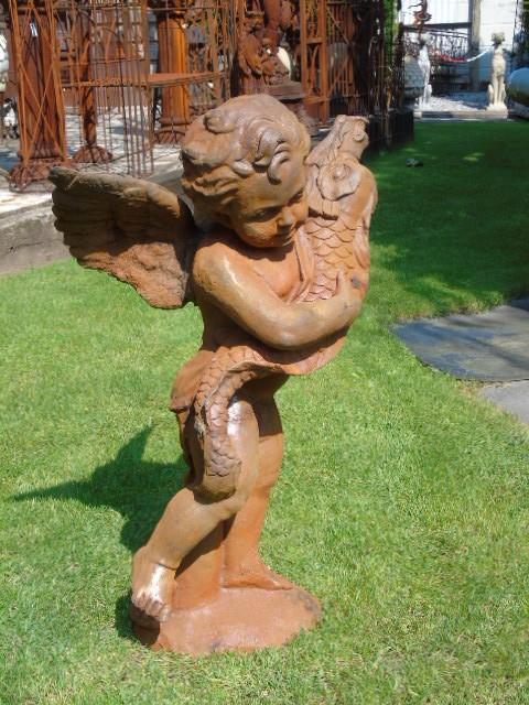 Een cherubijn en zijn roestige gietijzeren vis, Tuin en Terras, Tuinbeelden, Nieuw, Engelenbeeld, Metaal, Ophalen