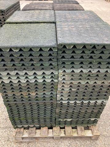 108 vochtdoorlatende rubberen matten 50x50x4cm beschikbaar voor biedingen