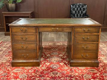 Klassiek Engels bureau #473 beschikbaar voor biedingen