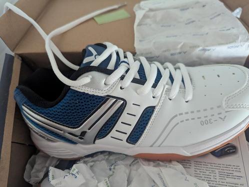 Sportshoenen Victor V300 Blauw *NIEUW* maat 39, Sport en Fitness, Badminton, Nieuw, Ophalen
