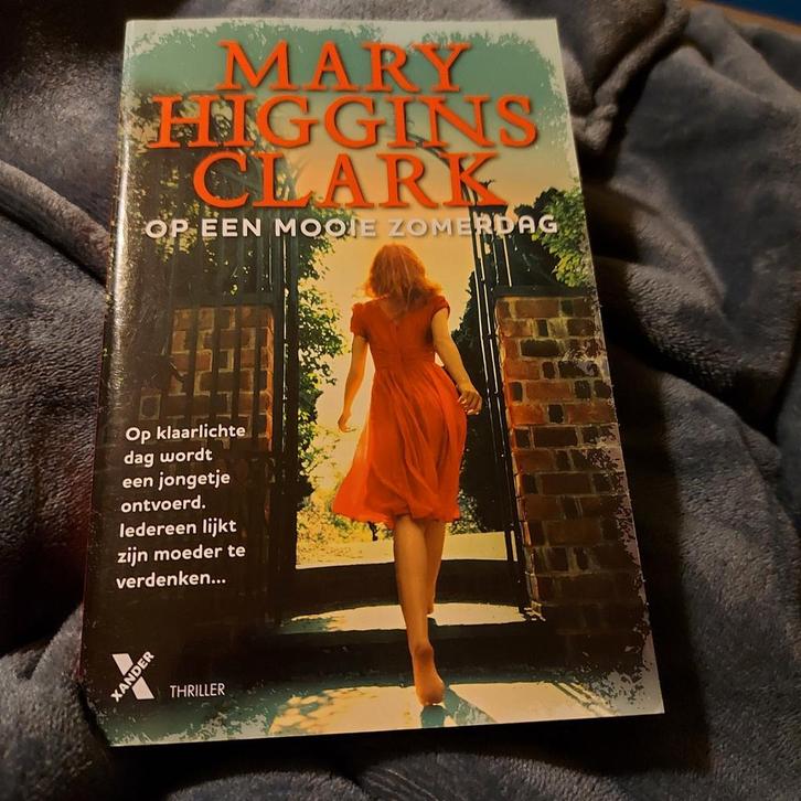 Mary Higgins Clark - Op een mooie zomerdag, Boeken, Thrillers, Zo goed als nieuw, Ophalen of Verzenden