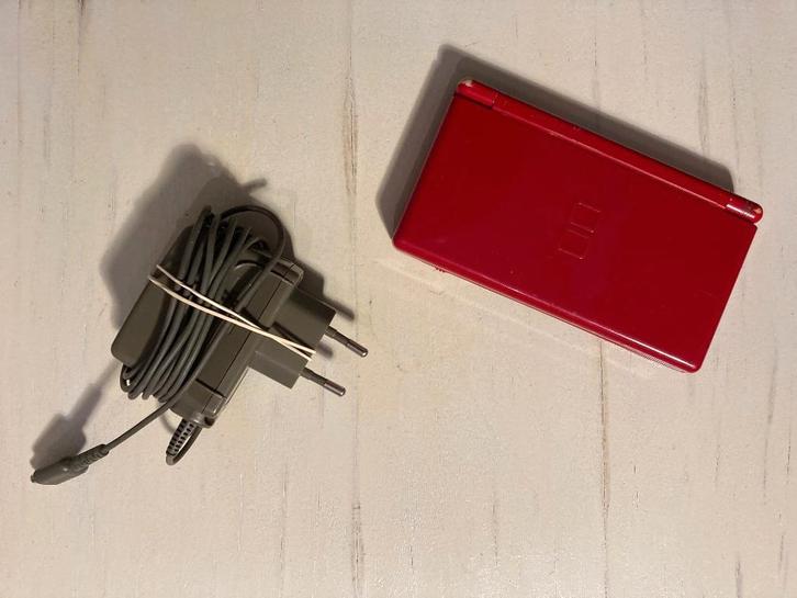 Red Nintendo DS Lite inclusief lader 2006, Games en Spelcomputers, Spelcomputers | Nintendo DS, Gebruikt, DS Lite, Rood, Ophalen of Verzenden