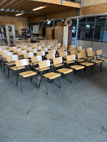 40 Industriele/Vintage Stoelen/Schoolstoelen als Nieuw beschikbaar voor biedingen
