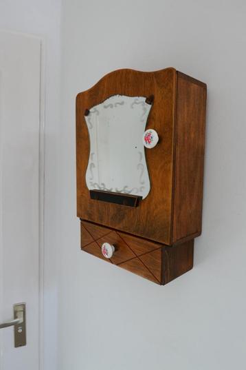 Lief vintage wandkastje hout spiegel porseleinen knopjes