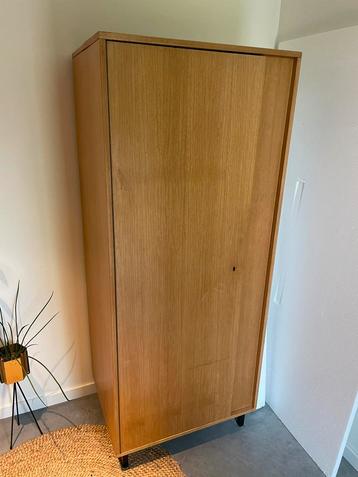 Houten kleerkast beschikbaar voor biedingen